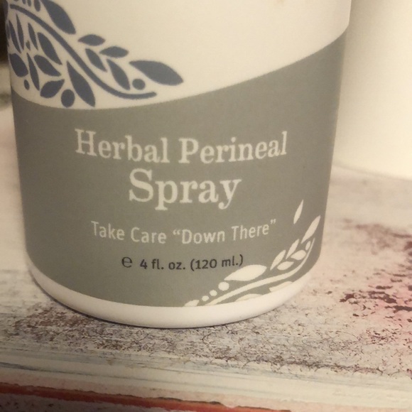 Earth Mama Herbal Perineal Spray - Picture 9 of 9